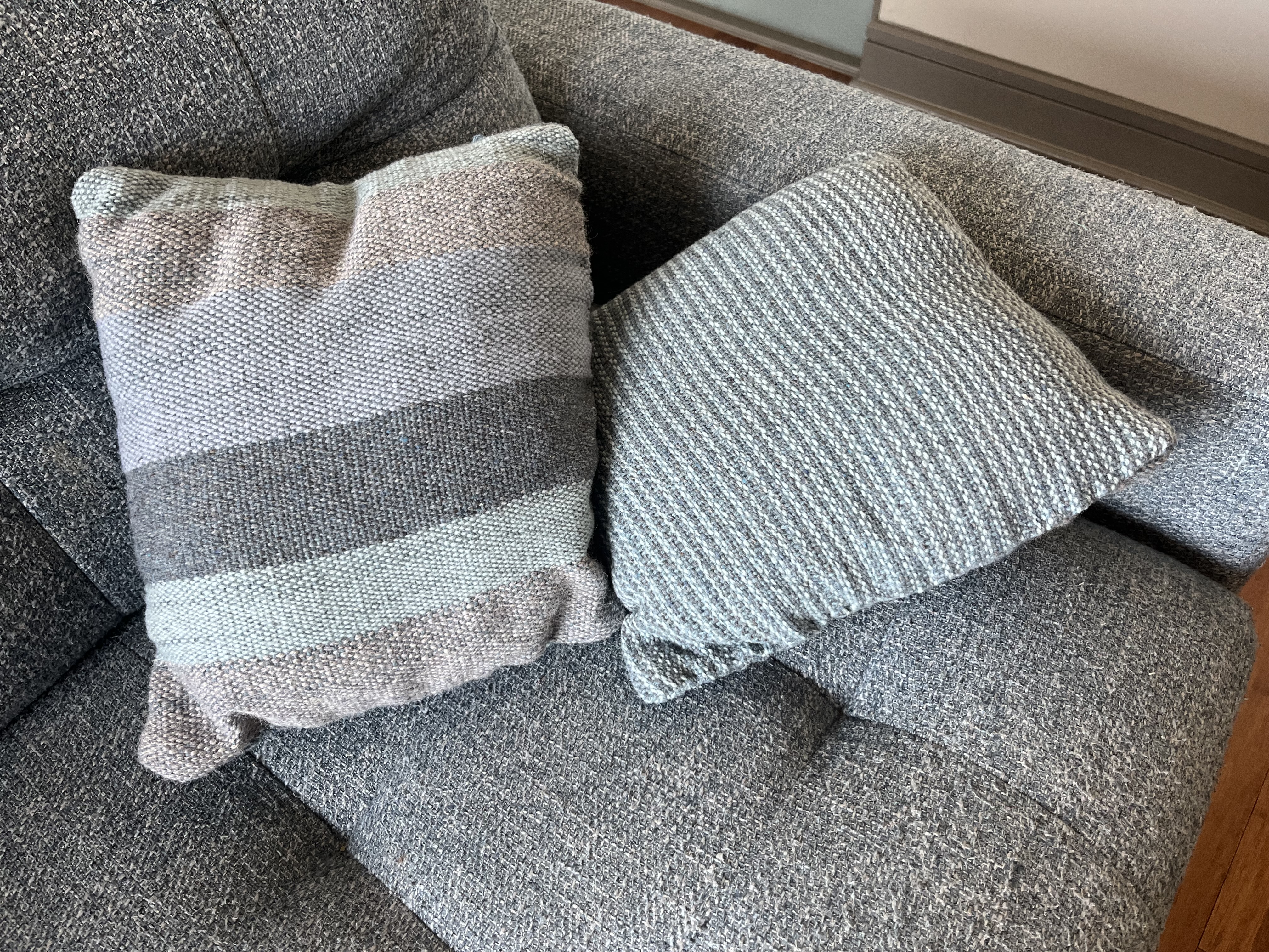 Photo og both pillows, the back has pinstripes